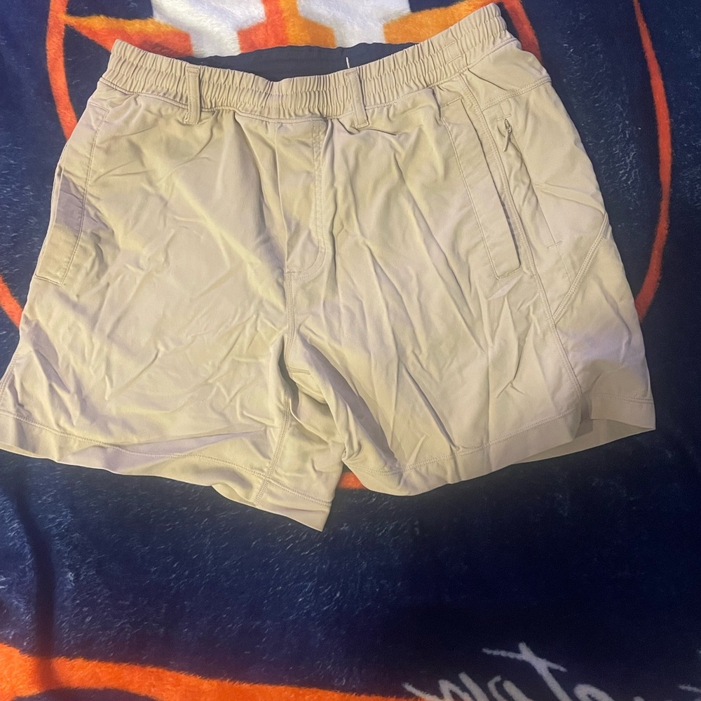 Cream Cargo Shorts with Elastic Waistband and Pleats